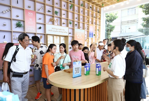 Vinamilk ra mắt sữa Green Farm, đột phá về dinh dưỡng và hương vị tươi mới- Ảnh 1. Người tiêu dùng thưởng thức thử sản phẩm Vinamilk Green Farm mới tại sự kiện “Trải nghiệm thưởng thức - Chu du miền vị giác cùng Vinamilk Green Farm” ở TP.HCM - Ảnh: VI NAM
