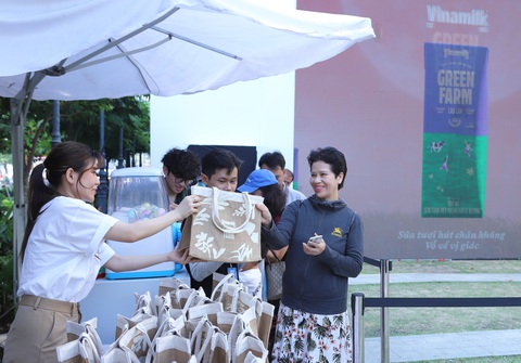 Vinamilk ra mắt sữa Green Farm, đột phá về dinh dưỡng và hương vị tươi mới- Ảnh 2. Người tiêu dùng sau khi check-in, trải nghiệm sữa và không gian đa giác quan còn nhận quà thân thiện với môi trường tại sự kiện Chu du miền vị giác cùng Vinamilk Green Farm - Ảnh: VI NAM