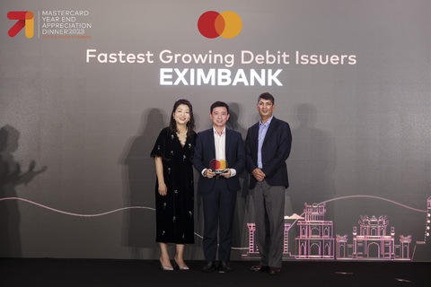 Eximbank đạt Giải thưởng ‘Fastest Growing Debit Issuers’ từ Mastercard- Ảnh 1. Đại diện Eximbank - ông La Kim Vị - giám đốc Phát triển kinh doanh & phát triển sản phẩm thẻ nhận giải thưởng từ MasterCard - Ảnh: EIB