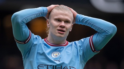 Man City bị phạt nặng vì vây trọng tài- Ảnh 1. Haaland là cầu thủ phản ứng mạnh nhất nhưng không bị FA trừng phạt - Ảnh: GETTY IMAGES