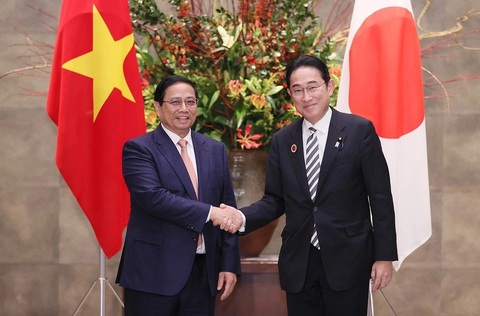 Kết quả, điểm nổi bật chuyến công tác của Thủ tướng Phạm Minh Chính tại Nhật Bản- Ảnh 2. Thủ tướng Phạm Minh Chính và Thủ tướng Nhật Bản Kishida Fumio bắt tay trước hội đàm ngày 16-12 - Ảnh: TTXVN