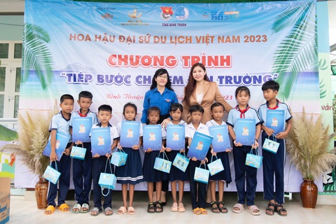 Người đẹp Hoa hậu Đại sứ du lịch Việt Nam 'lượm rác' bảo vệ môi trường biển- Ảnh 3. Các thí sinh tham gia hoạt động nấu ăn, trao học bổng cho học sinh nghèo