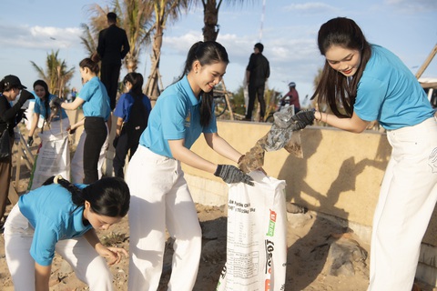 Người đẹp Hoa hậu Đại sứ du lịch Việt Nam 'lượm rác' bảo vệ môi trường biển- Ảnh 1. Người đẹp Hoa hậu Đại sứ du lịch Việt Nam 'lượm rác' bảo vệ môi trường biển- Ảnh 1.