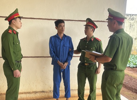 Công an TP Gia NGhĩa đã tạm giữ hình sự Đàm Văn Tuyên vì lừa bán hàng, nhận cọc chiếm đoạt 12 tỉ đồng của hơn 3.000 người - Ảnh: H.LONG Công an TP Gia Nghĩa đã tạm giữ hình sự Đàm Văn Tuyên vì lừa bán hàng, nhận cọc chiếm đoạt 12 tỉ đồng của hơn 3.000 người - Ảnh: H.LONG
