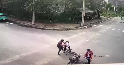 Phụ huynh chặn đường đánh học sinh nhìn nhận nổi nóng vì cậu bé nói hỗn- Ảnh 1. Ông Phan Thượng Mỹ khai đánh cháu Khiêm do cháu có lời lẽ xúc phạm khiến ông không làm chủ được cảm xúc và hành vi - Ảnh: Camera nhà dân