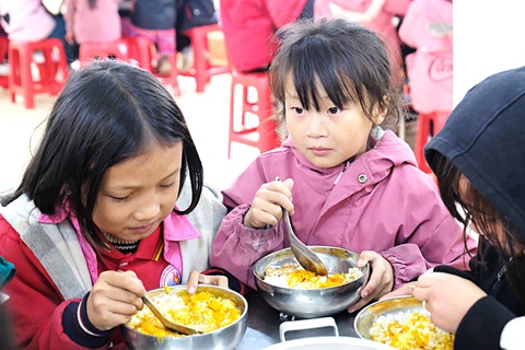 Học sinh Trường phổ thông dân tộc bán trú tiểu học Hoàng Thu Phố 1 với bữa ăn bán trú trưa 19-12 - Ảnh: NGUYÊN BẢO Học sinh Trường phổ thông dân tộc bán trú tiểu học Hoàng Thu Phố 1 với bữa ăn bán trú trưa 19-12 - Ảnh: NGUYÊN BẢO
