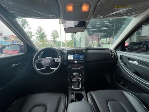 Tin tức giá xe: Hyundai Creta bản nhập giảm giá 120 triệu đồng để xả hàng tồn tại đại lý- Ảnh 3. Nội thất bên trong đáng chú ý có màn hình giải trí trung tâm 10,25 inch. Bản Tiêu chuẩn và Đặc biệt trang bị màn hình đa thông tin 3,5 inch, trong khi bản Cao cấp dùng cụm đồng hồ LCD 10,25 inch - Ảnh: Đại lý Hyundai/Facebook