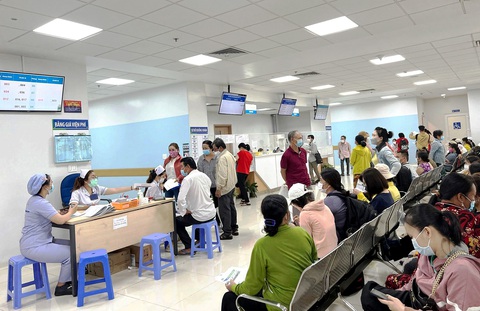 Có khách hàng vừa điều trị bệnh, vừa phải khiếu nại công ty bảo hiểm. Trong ảnh: Người dân làm thủ tục tại Bệnh viện Ung bướu TP.HCM cơ sở 2 - Ảnh: DUYÊN PHAN Có khách hàng vừa điều trị bệnh, vừa phải khiếu nại công ty bảo hiểm. Trong ảnh: Người dân làm thủ tục tại Bệnh viện Ung bướu TP.HCM cơ sở 2 - Ảnh: DUYÊN PHAN