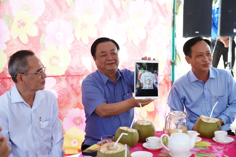 Bộ trưởng Lê Minh Hoan: Cơ hội vàng để xây dựng thương hiệu gạo Việt Nam- Ảnh 3. Bộ trưởng Lê Minh Hoan cùng lãnh đạo tỉnh Bạc Liêu đến thăm một hợp tác xã làm mô hình tôm lúa ở huyện Hồng Dân. Đây là một hoạt động trong khuôn khổ tọa đàm chủ đề Lúa thơm tôm sạch do báo Tuổi Trẻ tổ chức năm 2022 - Ảnh: CHÍ QUỐC