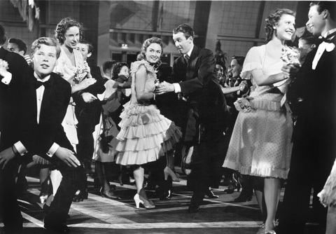 Phim Giáng sinh sao ngày càng ít tuyệt tác?- Ảnh 2. It's A Wonderful Life chỉ toàn những thước phim đen trắng bình dị - Ảnh: IMDb