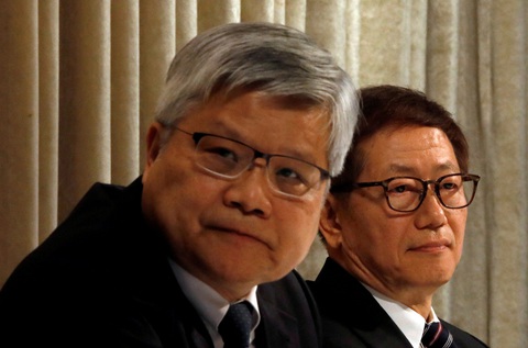 Chủ tịch tập đoàn bán dẫn TSMC Mark Liu (phải) và CEO tập đoàn, ông C.C. Wei, trong một hội thảo hồi tháng 4-2017 - Ảnh: REUTERS Chủ tịch tập đoàn bán dẫn TSMC Mark Liu (phải) và CEO tập đoàn, ông C.C.Wei, trong một hội thảo nhà đầu tư hồi tháng 4-2017 - Ảnh: REUTERS