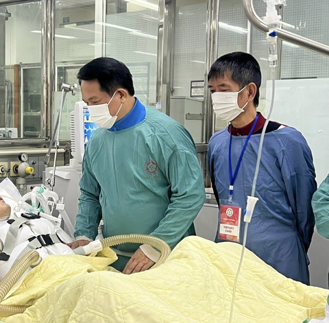 769 triệu đồng ủng hộ VĐV Nguyễn Minh Triết giành giật sự sống- Ảnh 2. Lãnh đạo Trung tâm HLTTQG Hà Nội và gia đình đến thăm VĐV Nguyễn Minh Triết chiều 19-12 - Ảnh: TDDC VN