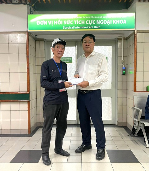 VĐV chấn thương nguy kịch khi tập luyện, Liên đoàn Thể dục cầu cứu cộng đồng giúp đỡ- Ảnh 3. Ông Đặng Hà Việt (phải) - cục trưởng Cục TDTT đến thăm, động viên Nguyễn Minh Triết và gia đình em tại bệnh viện - Ảnh: TDDCVN