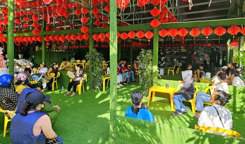 Cưỡng chế hàng ngàn mét vuông nhà trọ 0 đồng xây dựng trái phép ở Bà Rịa - Vũng Tàu- Ảnh 3. Hơn 40 người từ nơi khác đến cư ngụ trong phòng trọ "0 đồng" xây trái phép - Ảnh: ĐÔNG HÀ