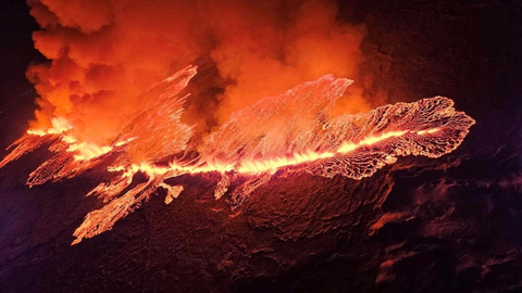 A volcano spews lava and smoke as it erupts in Grindavik, Iceland, December 18, 2023. via REUTERS - Civil Protection of Iceland Dung nham trào ra từ núi lửa vào tối 18-12 (giờ địa phương) - Ảnh: REUTERS/Cơ quan Phòng vệ dân sự Iceland
