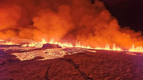 A volcano spews lava and smoke as it erupts in Grindavik, Iceland, December 18, 2023. via REUTERS - Civil Protection of Iceland Khói và dung nham từ núi lửa vào tối 18-12 - Ảnh: REUTERS/Cơ quan phòng vệ dân sự Iceland