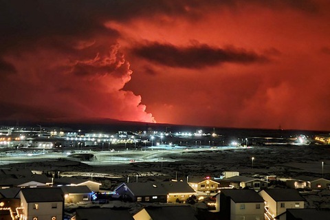 Cột khói do núi lửa phun trào tại Iceland. Ảnh: AFP Cột khói do núi lửa phun trào tại Iceland - Ảnh: AFP