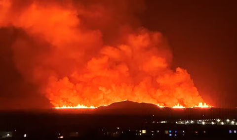 The volcano spews lava and smoke as it erupts, as seen from the town of Keflavik. Photograph: Instagram @zwyzszejperspektywy/Reuters Núi lửa phun nhìn từ thị trấn Keflavik - Ảnh: Instagram @zwyzszejperspektywy/REUTERS