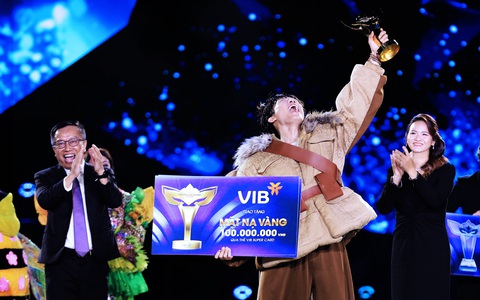 VIB hòa nhịp tại The Masked Singer Vietnam All-Star Concert 2023- Ảnh 2. Đại diện nhà tài trợ kim cương VIB trao giải cho Anh Tú - quán quân Ca sĩ mặt nạ mùa 2
