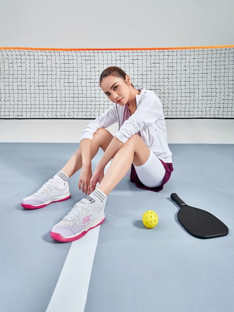Thoải mái chơi pickleball với bộ sưu tập giày thể thao cực thời thượng- Ảnh 2. Xỏ giày ra sân trải nghiệm bộ môn pickleball