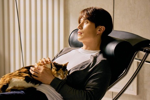 Một mình vẫn ổn’t: Độc thân, tự tại có thật là vẫn ổn không?- Ảnh 1. Lee Dong Wook làm nhà văn thích sống độc thân trong phim mới - Ảnh: CGV