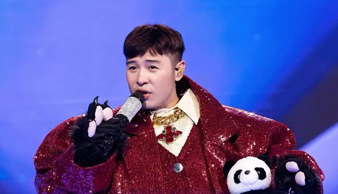 Hoàng Hải trở lại, lợi hại hơn xưa- Ảnh 1. Mascot Bố Gấu của Hoàng Hải rất được yêu thích trong 'The Masked Singer Vietnam' mùa 2.