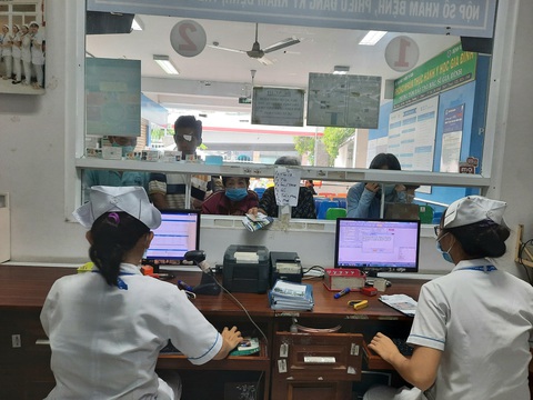 Người bệnh nội trú vẫn còn than phiền phải chờ đợi lâu khi làm thủ tục nhập viện - Ảnh: THU HIẾN Người bệnh nội trú vẫn còn than phiền phải chờ đợi lâu khi làm thủ tục nhập viện - Ảnh: THU HIẾN