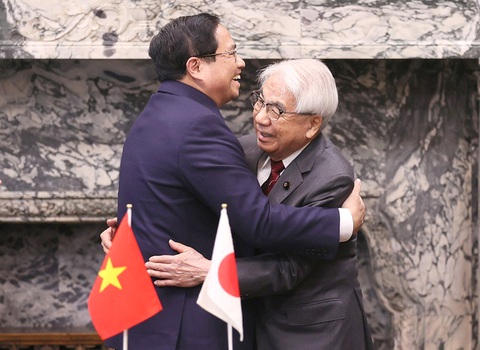 Thủ tướng Phạm Minh Chính và Chủ tịch Thượng viện Nhật Bản Otsuji Hidehisa ôm chầm nhau khi gặp - Ảnh: TTXVN Thủ tướng Phạm Minh Chính và Chủ tịch Thượng viện Nhật Bản Otsuji Hidehisa ôm chầm nhau khi gặp - Ảnh: TTXVN