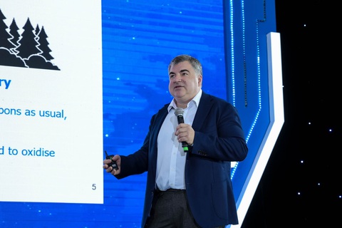 Giao thông xanh, di chuyển xanh sẽ thành hiện thực trong 5 - 10 năm tới- Ảnh 3. GS Kostya S. Novoselov đến từ ĐH Quốc gia Singapore, chủ nhân giải Nobel Vật lý năm 2010 - Ảnh: T. HÀ
