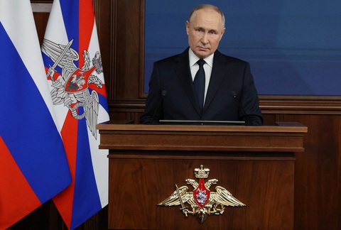 Tổng thống Putin tuyên bố Nga sẵn sàng đàm phán với Ukraine- Ảnh 1. Tổng thống Nga Vladimir Putin phát biểu trong cuộc gặp với các quan chức tại Trung tâm Kiểm soát quốc phòng ở Matxcơva, Nga ngày 19-12 - Ảnh: REUTERS/SPUTNIK