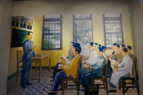 Tranh vẽ mô tả lớp huấn luyện chính trị cho những “hạt giống đỏ” ở Quảng Châu, Trung Quốc do lãnh tụ Nguyễn Ái Quốc giảng dạy được trưng bày Tranh vẽ mô tả lớp huấn luyện chính trị cho những “hạt giống đỏ” ở Quảng Châu, Trung Quốc do lãnh tụ Nguyễn Ái Quốc giảng dạy được trưng bày