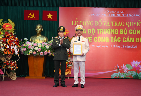 Thứ trưởng Lương Tam Quang trao quyết định điều động thiếu tướng Phạm Thế Tùng giữ chức cục trưởng Cục An ninh chính trị nội bộ - Ảnh: Bộ Công an