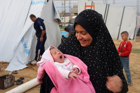 Bà Mervat Salha ôm cháu gái Mariam, được sinh ra trong cuộc xung đột Israel-Hamas, bên ngoài một cái lều dành cho những người mất nhà cửa do các cuộc không kích của Israel ở Rafah, nam Gaza ngày 17-2 - Ảnh: REUTERS Bà Mervat Salha ôm cháu gái Mariam, được sinh ra trong cuộc xung đột Israel-Hamas, bên ngoài một cái lều dành cho những người mất nhà cửa do các cuộc không kích của Israel ở Rafah, nam Gaza ngày 17-2 - Ảnh: REUTERS
