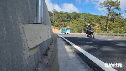 Trụ đèn gây tranh cãi ở đèo Prenn Đà Lạt: Cần bổ sung giải pháp an toàn cho người đi đường- Ảnh 1. Trụ đèn được gắn trên một mố bê tông gắn liền với ta luy đường - Ảnh: M.V.