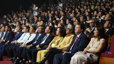 Đại sứ Mỹ tại Việt Nam Marc Knapper và phu nhân (bìa phải) và các vị khách quý tại lễ khai mạc Liên hoan phim châu Á Đà Nẵng lần thứ nhất - Ảnh: TRẦN MẶC Đại sứ Mỹ tại Việt Nam Marc Knapper và phu nhân (bìa phải) cùng các vị khách quý tại lễ khai mạc Liên hoan phim châu Á Đà Nẵng lần thứ nhất - Ảnh: TRẦN MẶC