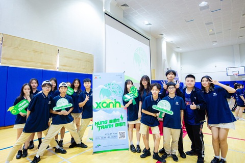 Các em học sinh thích thú checkin cùng standee của cuộc thi Tiếng nói Xanh. Ảnh: Đ.H