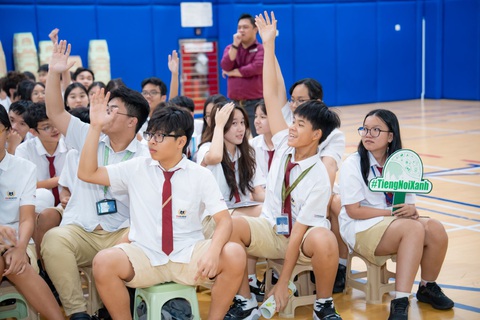 Học sinh tham gia tìm hiểu cuộc thi Tiếng nói Xanh. Ảnh: Đ.H