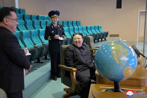 Nhà lãnh đạo Triều Tiên Kim Jong Un xem các hình ảnh chụp từ vệ tinh do thám mới của nước này ngày 25-11 - Ảnh: REUTERS Nhà lãnh đạo Triều Tiên Kim Jong Un xem các hình ảnh chụp từ vệ tinh do thám mới của nước này ngày 25-11 - Ảnh: REUTERS