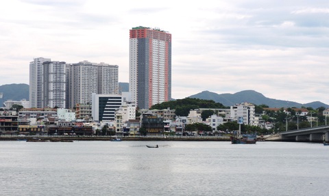 Dân bị ‘treo’ cấp sổ đỏ vì sở không mời được tư vấn xác định giá đất- Ảnh 1. Người dân mua căn hộ dự án chung cư Napoleon Castle I (TP Nha Trang) của Công ty TNHH Cat Tiger Khareal đã kêu rất nhiều, vì không được cấp sổ đỏ theo đúng quy định pháp luật cho dân - Ảnh: PHAN SÔNG NGÂN