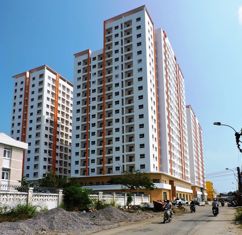 Dân bị ‘treo’ cấp sổ đỏ vì sở không mời được tư vấn xác định giá đất- Ảnh 2. Nhiều hộ dân mua nhà ở tại dự án nhà ở xã hội khu dân cư Bắc Vĩnh Hải của Công ty CP địa ốc Hoàng Quân cũng kêu vì không được cấp sổ đỏ - Ảnh: PHAN SÔNG NGÂN