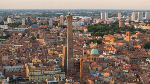 Tháp nghiêng Garisenda ở Bologna, Ý - Ảnh: CNN Tháp đôi nghiêng Garisenda ở Bologna, Ý - Ảnh: CNN