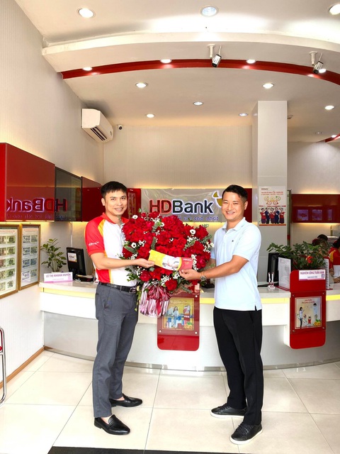 Săn sale, hoàn tiền cuối năm khi mở tài khoản HDBank- Ảnh 5. Niềm vui của khách hàng Nguyễn Văn Quỳnh, Hải Dương khi nhận giải vé bay khứ hồi 0 đồng tại chi nhánh HDBank - Ảnh: HDB