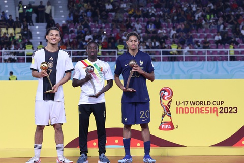 Đức lần đầu vô địch thế giới U17 World Cup- Ảnh 2. Giải Quả bóng vàng trao cho Cầu thủ xuất sắc nhất: Paris Brunner (Đức, bìa trái) - người ghi 5 bàn thắng tại giải. Quả bóng bạc thuộc về Hamidou Makalou (Mali, giữa) và Quả bóng đồng Mathis Amougou (Pháp) - Ảnh: TRUNG NGHĨA