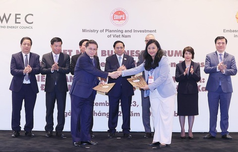 Sau thỏa thuận 15,5 tỉ USD, hàng loạt nhà đầu tư điện gió muốn đến Việt Nam- Ảnh 1. Thủ tướng chứng kiến lễ trao thỏa thuận hợp tác giữa các doanh nghiệp của Việt Nam với đối tác quốc tế - Ảnh: D.GIANG