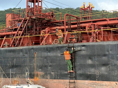 'Tàu ma' dài 130m của nước ngoài trôi vào Cù Lao Chàm- Ảnh 2. Lực lượng chức năng tiếp cận con tàu - Ảnh: T.Q.T.