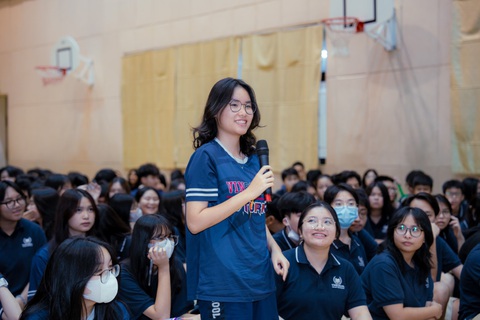 Học sinh tham gia tìm hiểu cuộc thi Tiếng nói Xanh. Ảnh: Đ.H