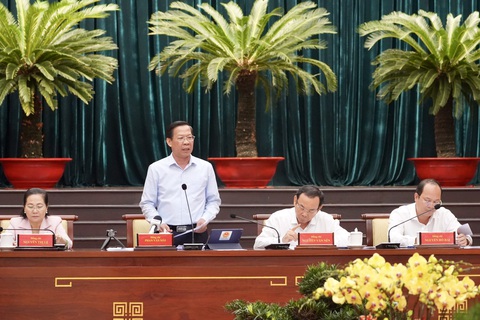 Bí thư Thành ủy Nguyễn Văn Nên nói gì về việc kiểm tra nồng độ cồn?- Ảnh 2. Chủ tịch UBND TP.HCM Phan Văn Mãi phát biểu tại hội nghị - Ảnh: HỮU HẠNH