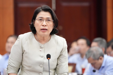 TP.HCM: Tỉ lệ giải ngân chưa đạt nhưng số vốn giải ngân đứng thứ 3 cả nước- Ảnh 1. Giám đốc Sở Kế hoạch và Đầu tư TP.HCM Lê Thị Huỳnh Mai báo cáo tại hội nghị - Ảnh: HỮU HẠNH
