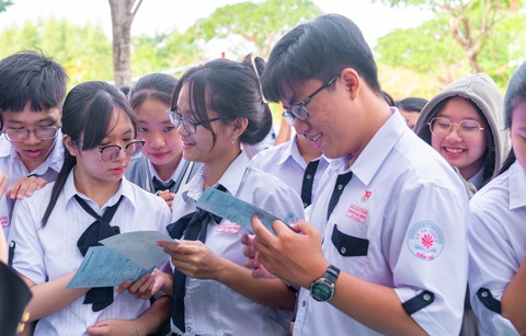 Học sinh trường THPT Chuyên Lý Tự Trọng (Cần Thơ) đang chăm chú tìm hiểu thông tin về Tiếng nói Xanh. Ảnh:Đ.H