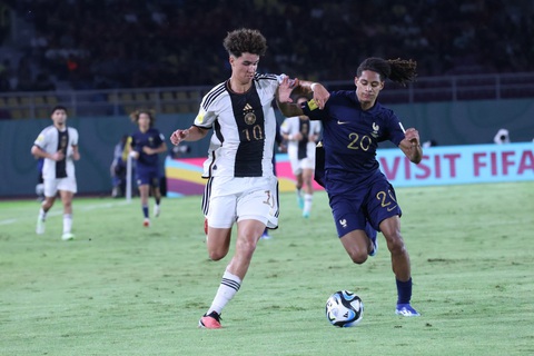 Đức lần đầu vô địch thế giới U17 World Cup- Ảnh 3. Trận chung kết FIFA U17 World Cup diễn ra khá đẹp mắt. Trong ảnh là pha tranh bóng của hai ngôi sao Noah Darvich (10, U17 Đức) và Mathis Amougou (20, U17 Pháp). Cả hai đều ghi bàn trong trận chung kết - Ảnh: TRUNG NGHĨA